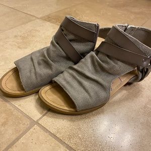 Blowfish gray canvas and strap slouch sandals